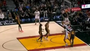 bob半岛体育app下载-凯沙德-约翰逊双手暴扣连拿4分，热火次节领先老鹰16分